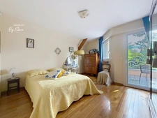 GUERMANTES – Villa d’architecte (249 m² utiles) dans le quartier du Golf de Bussy-Guermantes, beaux volumes et grand jardin