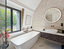 Renovated Architect-Designed Villa – 20 Minutes from Paris – Overlooking Château Park – High-End Finishes