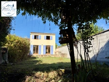 Maison avec jardin SANS VIS-À-VIS – centre village – 2 ch + bureau