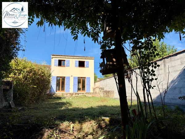 Maison avec jardin SANS VIS-À-VIS – centre village – 2 ch + bureau