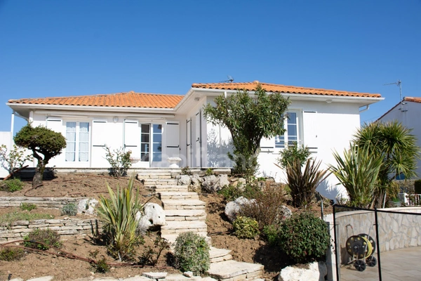 VAUX-SUR-MER – MAISON 160 M² AVEC PISCINE, À PROXIMITÉ DE PONTAILLAC 