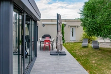 SAUJON – MAISON CONTEMPORAINE AVEC PISCINE INTERIEURE