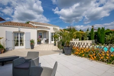 BREUILLET – VILLA AVEC PISCINE ET VUE PANORAMIQUE SUR LA CAMPAGNE