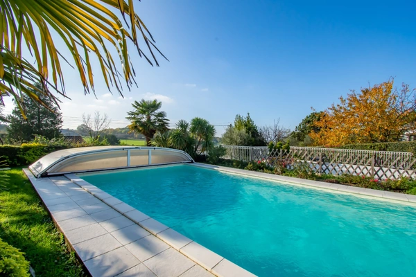 BREUILLET – VILLA AVEC PISCINE ET VUE PANORAMIQUE SUR LA CAMPAGNE