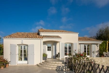 BREUILLET – VILLA AVEC PISCINE ET VUE PANORAMIQUE SUR LA CAMPAGNE