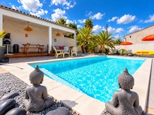 BREUILLET - VILLA D'ARCHITECTE AVEC PISCINE  À DEUX PAS DU CENTRE.