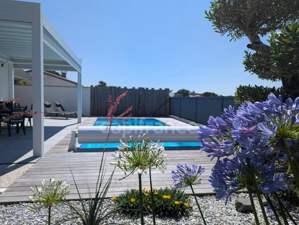 ROYAN – MAISON CONTEMPORAINE AVEC PISCINE ET VUE DÉGAGÉE