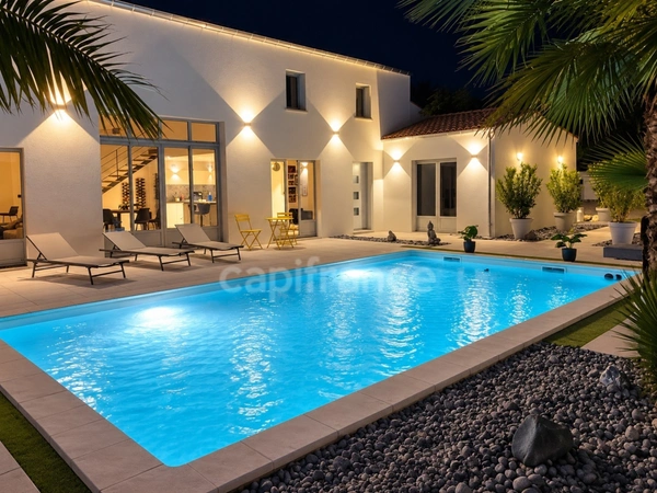 BREUILLET - DE L'ANCIEN AU CONTEMPORAIN - VILLA D'ARCHITECTE AVEC PISCINE  À DEUX PAS DU CENTRE.