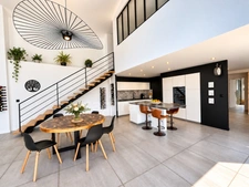 BREUILLET - DE L'ANCIEN AU CONTEMPORAIN - VILLA D'ARCHITECTE AVEC PISCINE  À DEUX PAS DU CENTRE.