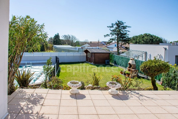 VAUX-SUR-MER – MAISON 160 M² AVEC PISCINE, À PROXIMITÉ DE PONTAILLAC 