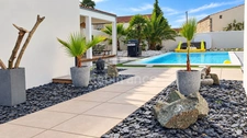 BREUILLET - DE L'ANCIEN AU CONTEMPORAIN - VILLA D'ARCHITECTE AVEC PISCINE  À DEUX PAS DU CENTRE.