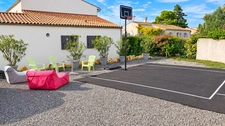 BREUILLET - VILLA D'ARCHITECTE AVEC PISCINE  À DEUX PAS DU CENTRE.