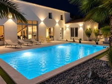 BREUILLET - VILLA D'ARCHITECTE AVEC PISCINE  À DEUX PAS DU CENTRE.