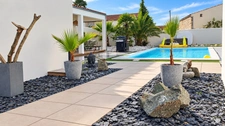 BREUILLET - VILLA D'ARCHITECTE AVEC PISCINE  À DEUX PAS DU CENTRE.