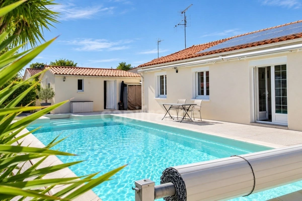 SAUJON – MAISON DE PLAIN PIED 3 CHAMBRES AVEC PISCINE.