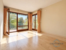 Entrance to Maisons-Laffitte Park - Very bright family apartment