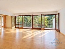 Entrance to Maisons-Laffitte Park - Very bright family apartment