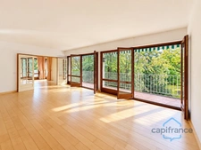 Entrance to Maisons-Laffitte Park - Very bright family apartment