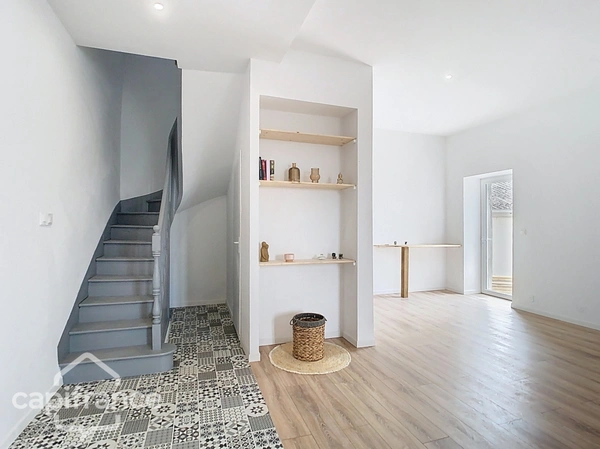 Maison rénovée 7 pièces + studio THOUARS (79)