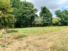  Rare : Terrain constructible de 1358 m² dans un cadre verdoyant - CHATEAUNEUF DU FAOU (29)