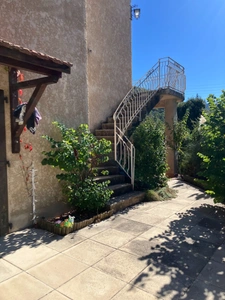 Maison avec deux logements, grand jardin et vue imprenable sur les montagnes