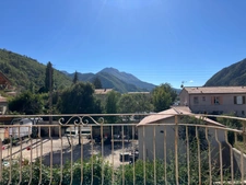 Maison avec deux logements, grand jardin et vue imprenable sur les montagnes