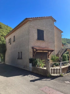 Maison avec deux logements, grand jardin et vue imprenable sur les montagnes