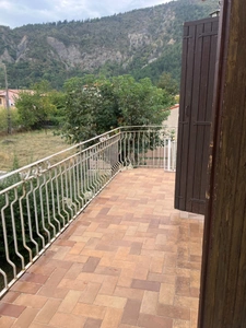 Maison avec deux logements, grand jardin et vue imprenable sur les montagnes