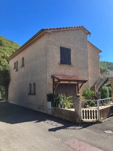 Maison avec deux logements, grand jardin et vue imprenable sur les montagnes