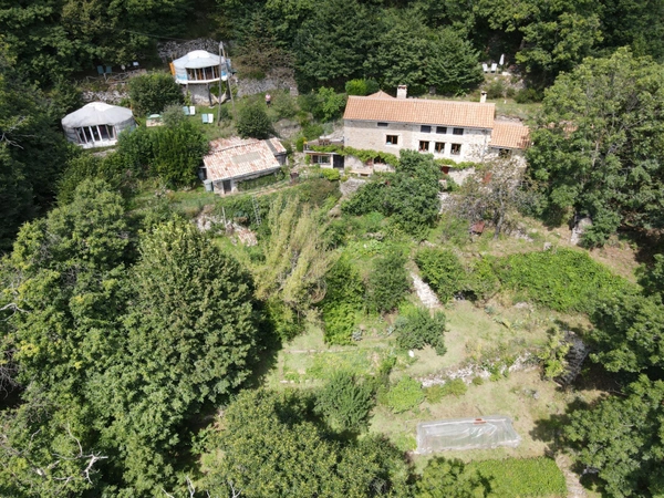Belle maison Ardéchoise avec gîtes sur le terrain de 9950m²