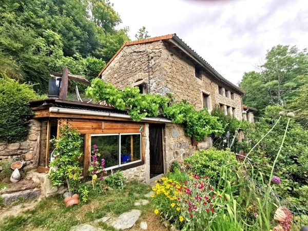 Belle propriété composée d'une maison d'habitation, de 2 yourtes et d'une cabane sur un terrain de 9 521,00 m²