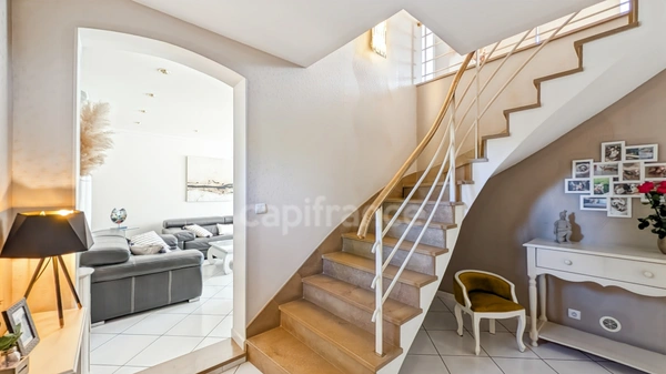 À 5 minutes de Chalon-sur-Saône (71) ​Superbe Villa de 200 m² double garage et dépendance Parc de 1 800 m² Piscine & Pool House !