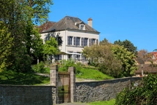 In Charrecey (71) Former wine estate of approximately 380 m² 13 minutes from the TGV station and 13000 m² of land!
