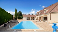 5 minutes from Chalon-sur-Saône (71) Superb Charming Villa – 200 m² living space – 1,800 m² grounds with swimming pool & pool house!