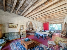 In Charrecey (71) Former wine estate of approximately 380 m² 13 minutes from the TGV station and 13000 m² of land!