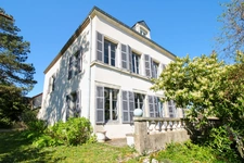 In Charrecey (71) Former wine estate of approximately 380 m² 13 minutes from the TGV station and 13000 m² of land!