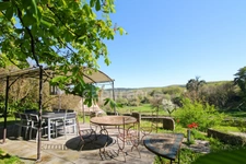 In Charrecey (71) Former wine estate of approximately 380 m² 13 minutes from the TGV station and 13000 m² of land!