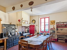 In Charrecey (71) Former wine estate of approximately 380 m² 13 minutes from the TGV station and 13000 m² of land!