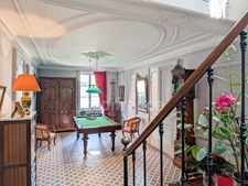 In Charrecey (71) Former wine estate of approximately 380 m² 13 minutes from the TGV station and 13000 m² of land!