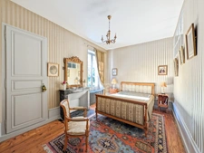 In Charrecey (71) Former wine estate of approximately 380 m² 13 minutes from the TGV station and 13000 m² of land!