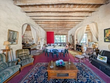 In Charrecey (71) Former wine estate of approximately 380 m² 13 minutes from the TGV station and 13000 m² of land!