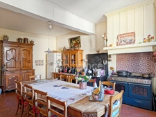 In Charrecey (71) Former wine estate of approximately 380 m² 13 minutes from the TGV station and 13000 m² of land!