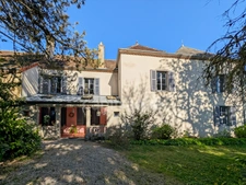 In Charrecey (71) Former wine estate of approximately 380 m² 13 minutes from the TGV station and 13000 m² of land!