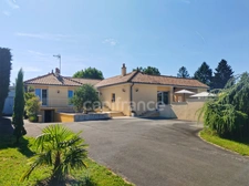 Secteur Bourgogne du Sud 2 km entrée/sortie autoroute A6 Maison à vendre de 180 m² - 6 pièces - terrain de 2 481 m² piscine !