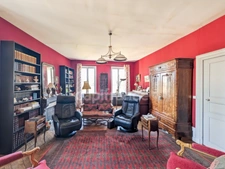 In Charrecey (71) Former wine estate of approximately 380 m² 13 minutes from the TGV station and 13000 m² of land!