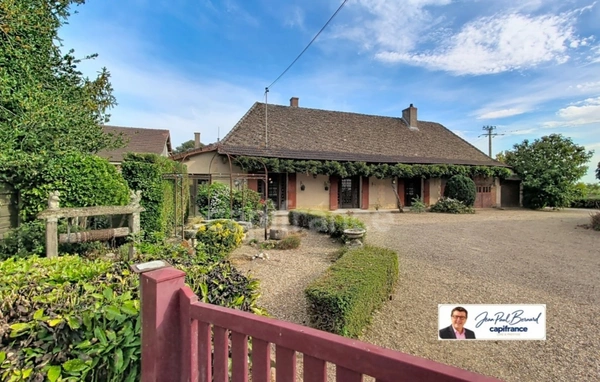 Frontenard (71) Propriété de caractère — Potentiel exceptionnel :  Habitation / Gîte 173 m² + 1 400 m² de dépendances et hangars