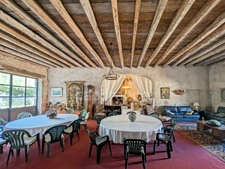 In Charrecey (71) Former wine estate of approximately 380 m² 13 minutes from the TGV station and 13000 m² of land!