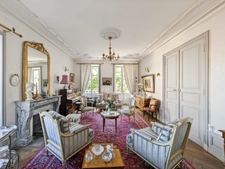 In Charrecey (71) Former wine estate of approximately 380 m² 13 minutes from the TGV station and 13000 m² of land!