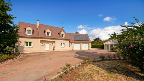 À 5 minutes de Chalon-sur-Saône (71) ​Superbe Villa de 200 m² double garage et dépendance Parc de 1 800 m² Piscine & Pool House !