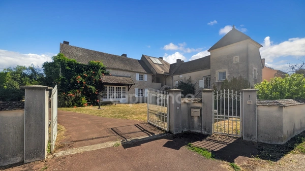 A vendre Magnifique Demeure Bourguignonne de 11 pièces FONTAINES (71) 7 chambres garage atelier 6000 m² de terrain !